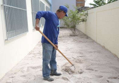 Prefeitura intensifica troca de areia de parquinhos das escolas durante férias escolares Prefeitura intensifica troca de areia de parquinhos das escolas durante férias escolares