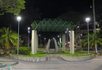 Prefeitura de Linhares implanta iluminação de LED na Praça Nestor Gomes Prefeitura de Linhares implanta iluminação de LED na Praça Nestor Gomes