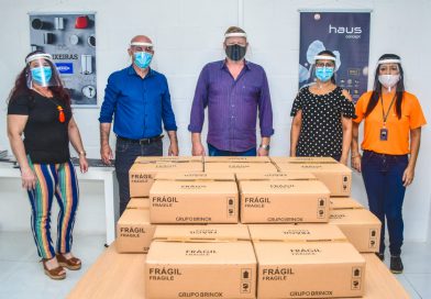 Empresa doa protetores faciais para profissionais da Prefeitura de Linhares que atuam na pandemia Empresa doa protetores faciais para profissionais da Prefeitura de Linhares que atuam na pandemia