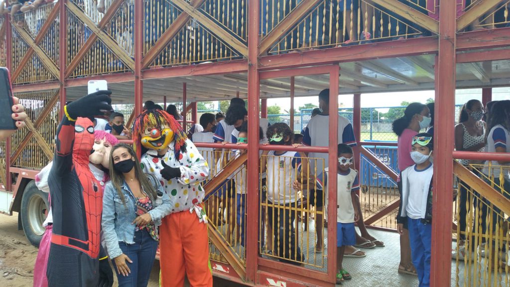 Alunos das escolas da Prefeitura de Linhares caem na folia de Carnaval 2