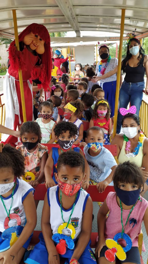 Alunos das escolas da Prefeitura de Linhares caem na folia de Carnaval 11