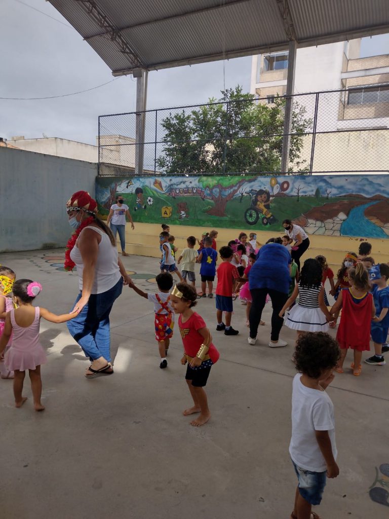 Alunos das escolas da Prefeitura de Linhares caem na folia de Carnaval 13