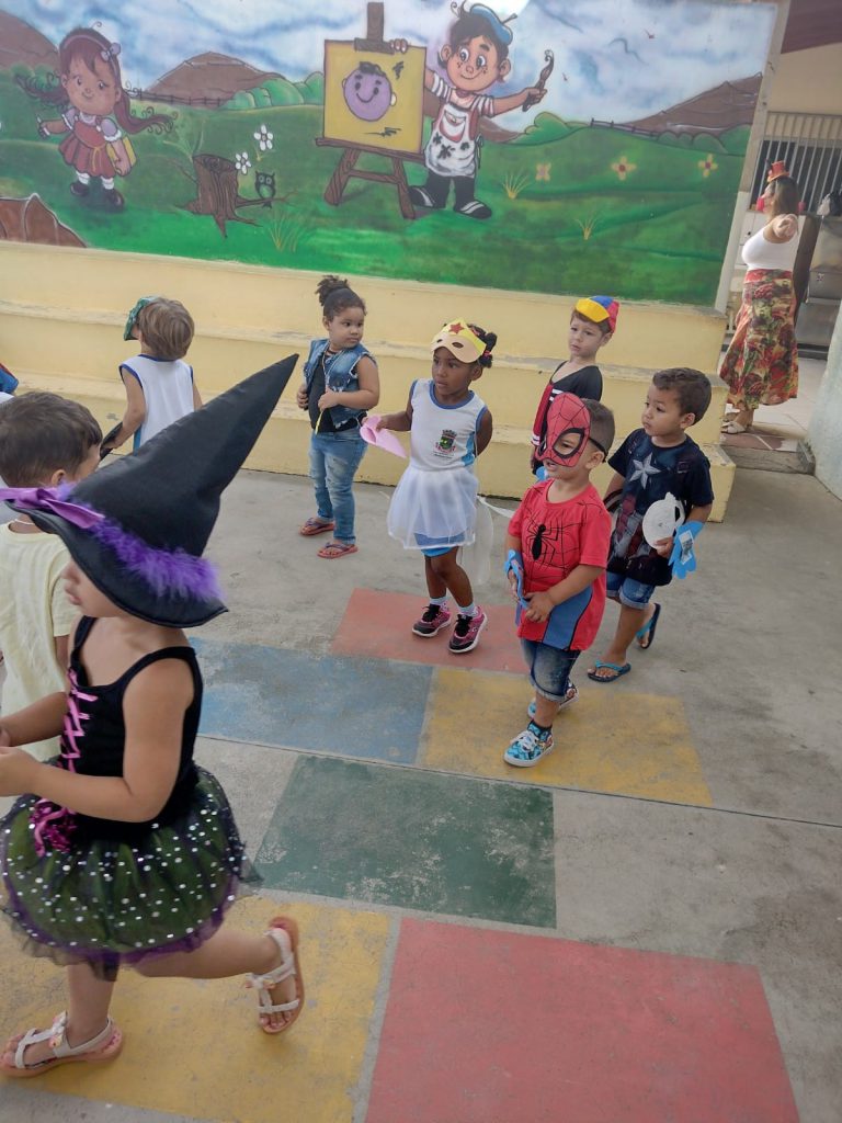 Alunos das escolas da Prefeitura de Linhares caem na folia de Carnaval 14