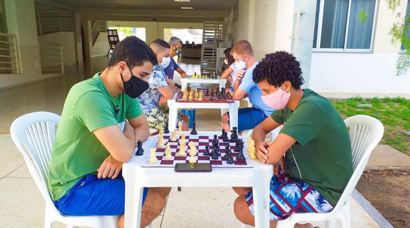 Campeonato de xadrez recebe competidores estudantes da rede