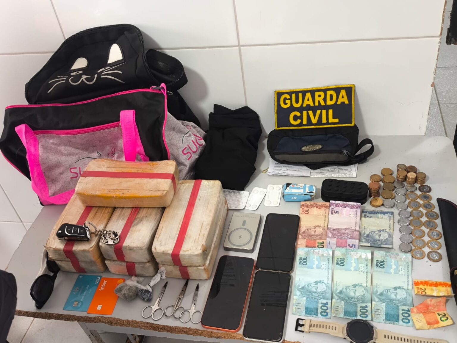 GCM intercepta carro vindo de Vitória e apreende mais de 7 quilos de crack em Linhares GCM intercepta carro vindo de Vitória e apreende mais de 7 quilos de crack em Linhares